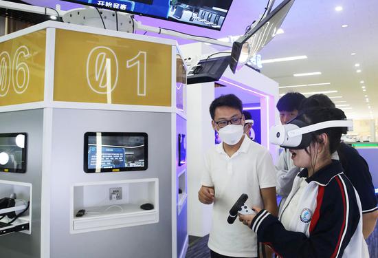 图为学生参观体验渤海学院新落成的虚拟仿真实训基地。天津渤海职业技术学院供图