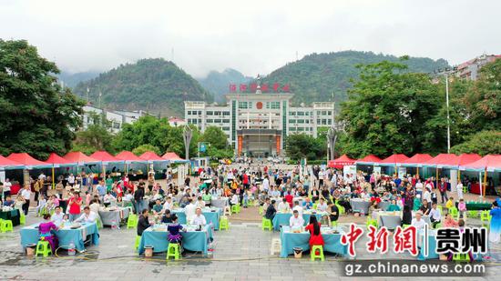2023年5月21日，沿河自治县在县人民政府广场开展全民饮茶系列活动，庆祝第四个国际茶日。  张洪全摄
