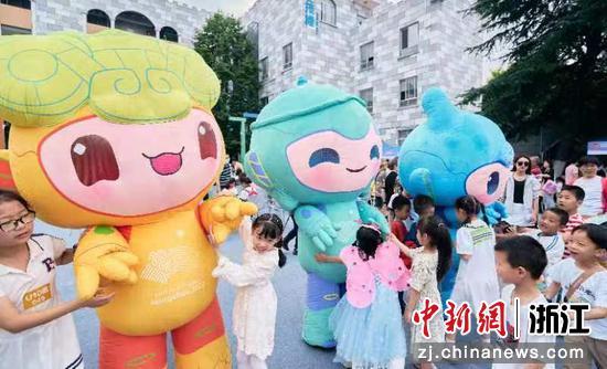 杭州亚运会吉祥物人偶受到小朋友们欢迎。 黄泽振 摄