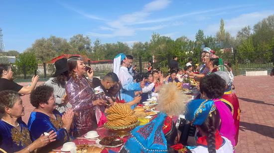 新疆塔城：“百家宴”育出团结花
