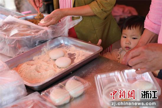 麻糍制作现场。陈婷 供图