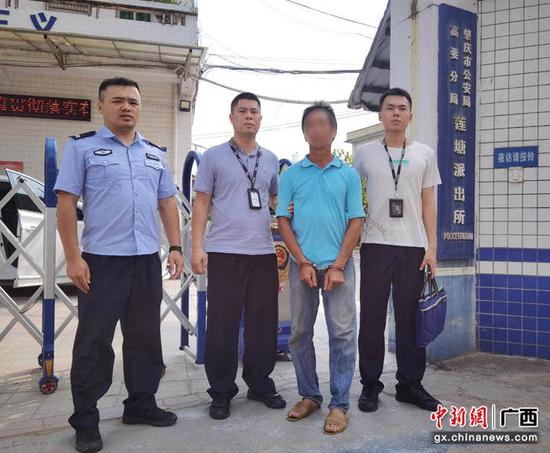 图为钟山县公安局刑侦大队民警在广东肇庆将梁某成抓获归案。警方供图
