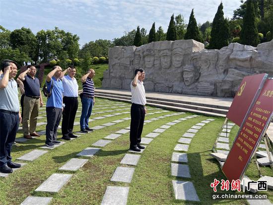 重温入党誓词。秦琰 摄