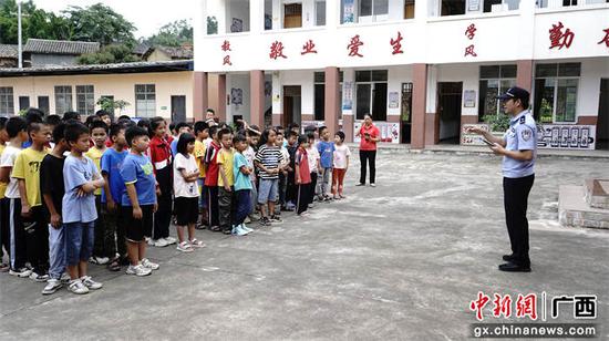 图为玉林铁路派出所民警在给小学生宣传宣讲铁路安全法律法规知识和爱路护路行为规范。谭育俊  摄