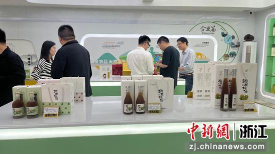 “直播滨团”和“浙里汇”在企业调研。胡亦心 摄