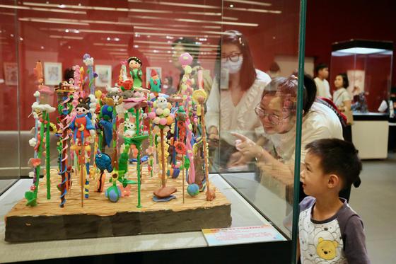 天津市第七届“你好，天真”少儿创意美术作品展现场。刘俊苍 摄