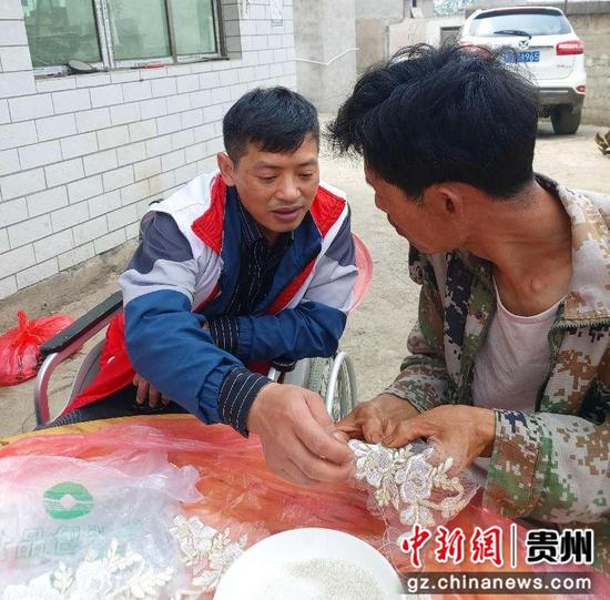 图为周安春下乡教授残疾人珠绣技巧。采访对象供图