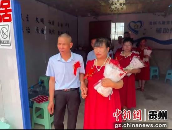 图为陈家发在婚礼现场和其他几对新人排队等候进入红毯。采访对象供图
