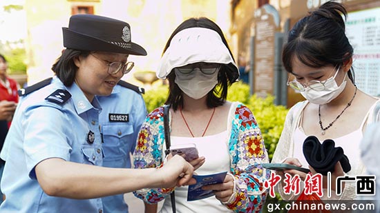 民警开展禁毒宣传。罗秋鹏 摄 民警开展禁毒宣传。罗秋鹏 摄