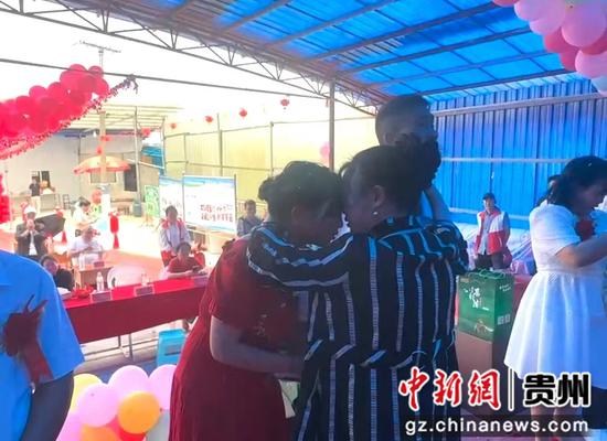 图为彭丹在婚礼现场抱着残疾新娘刘茂哭泣。采访对象供图