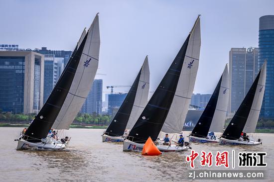 5月26日，2023“瓯江杯”温州首届国际帆船赛场地赛各队帆船转向 主办方供图