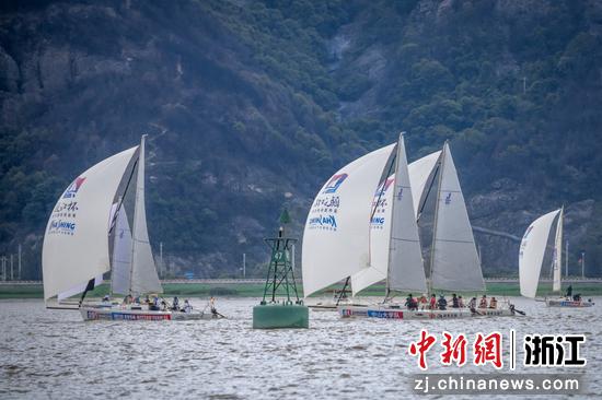 5月27日，2023“瓯江杯”温州首届国际帆船赛场地赛各队帆船竞相绕标 主办方供图