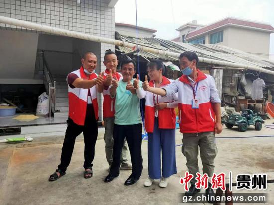 图为彭丹的清镇市康家怡护理服务中心工作人员与服务对象合影。采访对象供图