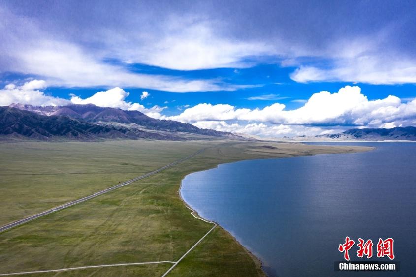 航拍初夏時節新疆賽里木湖 湖水澄澈視野遼闊