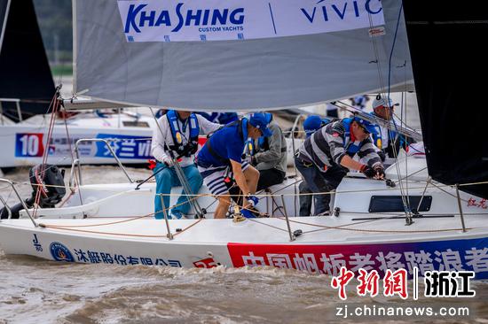 5月27日，2023“瓯江杯”温州首届国际帆船赛场地赛参赛队员协作控帆 主办方供图