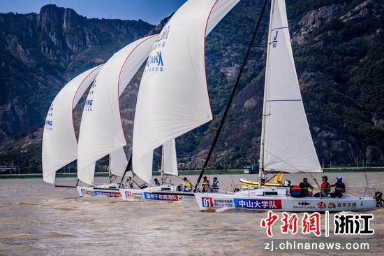5月26日，2023“瓯江杯”温州首届国际帆船赛场地赛各队帆船并行 主办方供图