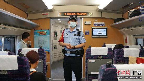 图为民警在列车上对旅客开展“反霸座、防猥亵、拒强讨”安全宣传。（姚鹏鹏 摄）