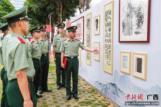 5月24日，武警广西总队医院官兵参观书画展。武警广西总队供图