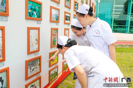 5月24日，武警广西总队医院护士参观摄影展。武警广西总队  供图