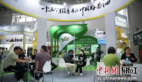 常山山茶油产品亮相第30届中国国际健康产业博览会。  王昆喜 摄