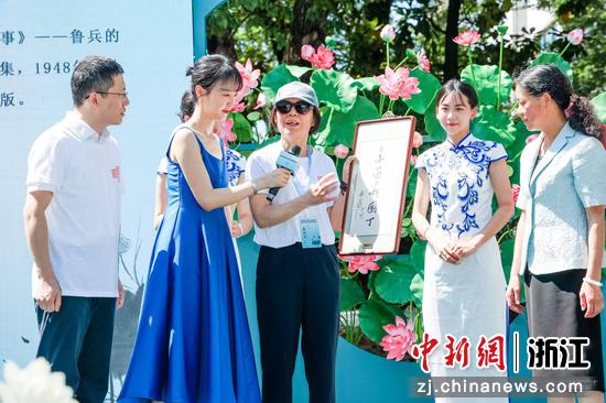 鲁兵家属（中）捐赠相关资料物件 主办方 供图