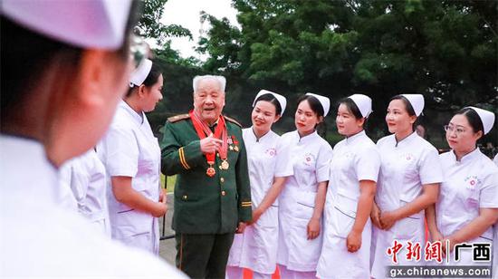 5月24日，抗美援朝老兵与武警广西总队医院护士亲切交谈。