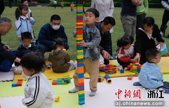 孩子们搭建火箭模型 赵斌 摄