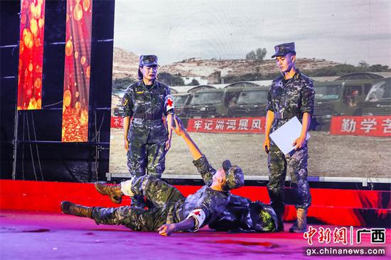 5月24日，武警广西总队医院官兵表演小品。