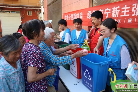 图为：市民积极参与垃圾分类模拟投放互动小游戏 潘志安 摄