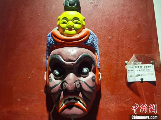 图为杨云霞雕刻的傩面具。周燕玲　摄