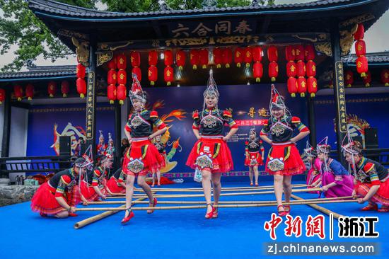 在文化礼堂开展“三月三”畲族文化节竹竿舞表演活动 北山镇人民政府供图