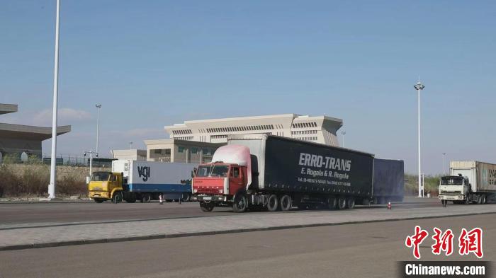 今年前4月新疆霍尔果斯口岸进出口货运量突破1000万吨。　李明　摄