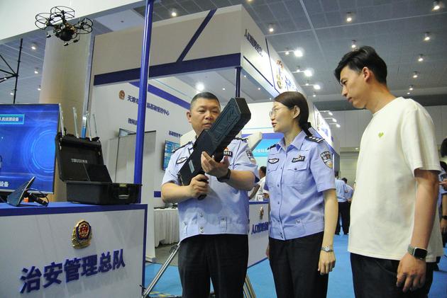 5月30日，天津市公安局治安管理总队民警向参观者展示新型治安管控设备。当天，第四届天津公安科技创新成果展举行。 佟郁 摄