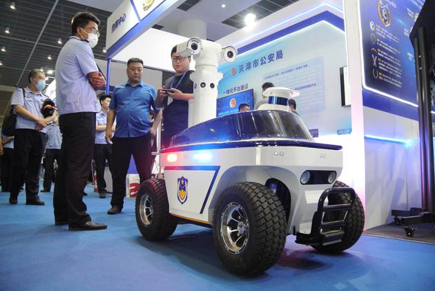 5月30日，一款智能巡逻机器人吸引参观者。当天，第四届天津公安科技创新成果展举行。佟郁 摄
