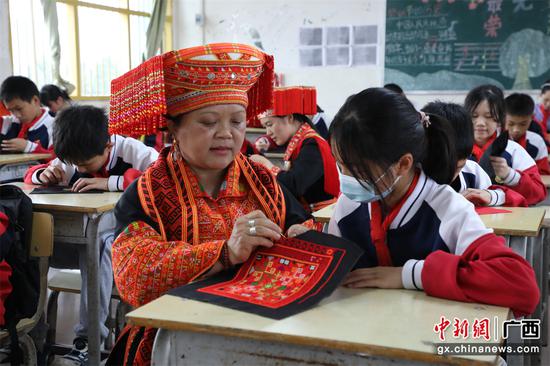 赵凤香教学生织绣。