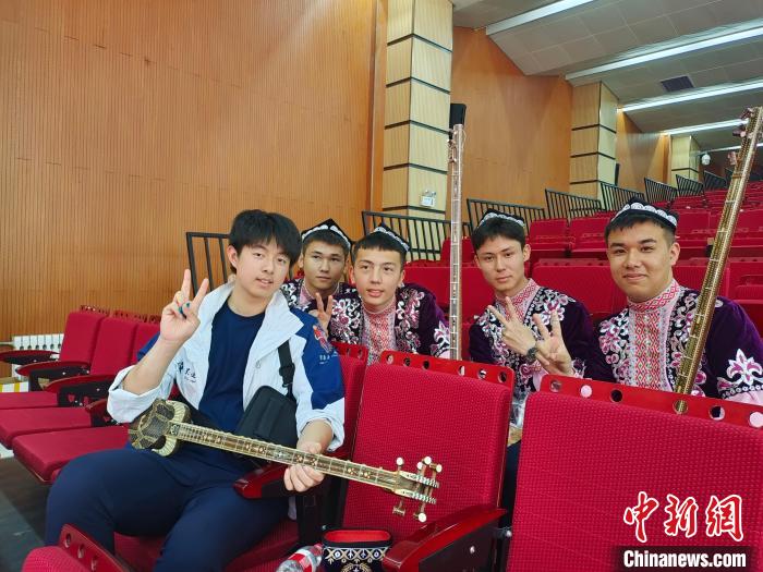 上海台商子女学校师生在疆开展“一带一路”教育参访活动