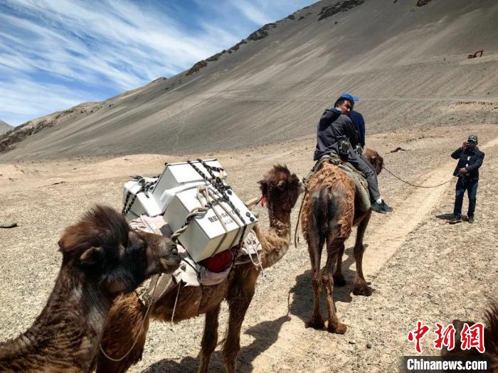 航天人和當(dāng)?shù)貧庀缶止ぷ魅藛T翻越兩座海拔4000余米的雪山，去帕米爾高原無(wú)人區(qū)建氣象站。　中國(guó)航天科工集團(tuán)二院23所 供圖