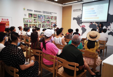 健康促进科普基地大健康公益讲座
贵州省营养学会副理事长王惠群博士正在为在场群众分享健康营养知识