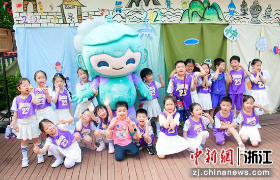 杭州市人民政府机关幼儿园孩童们和杭州亚运会吉祥物人偶合影。  张关春（通讯员） 摄