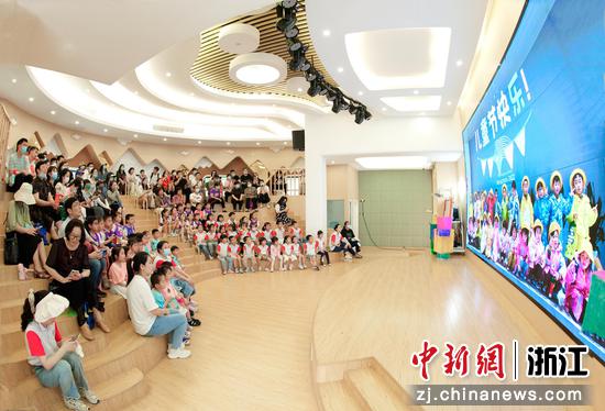 杭州市人民政府机关幼儿园孩童们观看“六一”视频。  张关春（通讯员） 摄