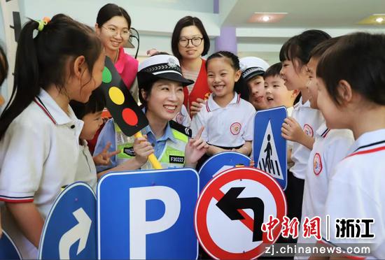 台州交警走进学校开展交通安全宣传，为孩童送上“六一”安全“大礼包”。  蒋亲友（通讯员） 摄