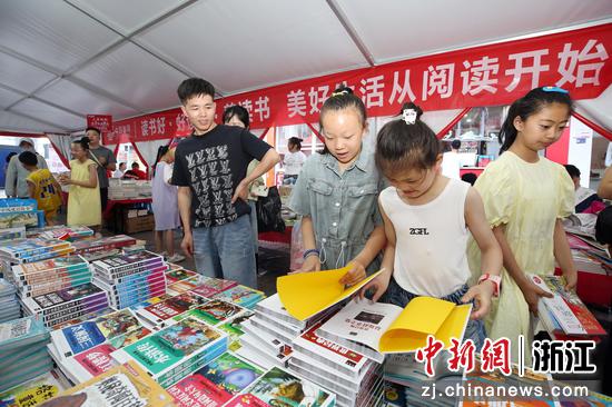 金华东阳，多名小朋友在“图书巡展”活动现场浏览书籍。 胡扬辉（通讯员） 摄