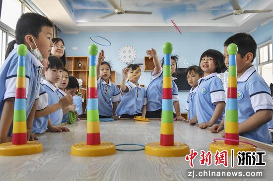 
台州仙居，小学生在玩套圈游戏，不亦乐乎。  陈月明（通讯员） 摄