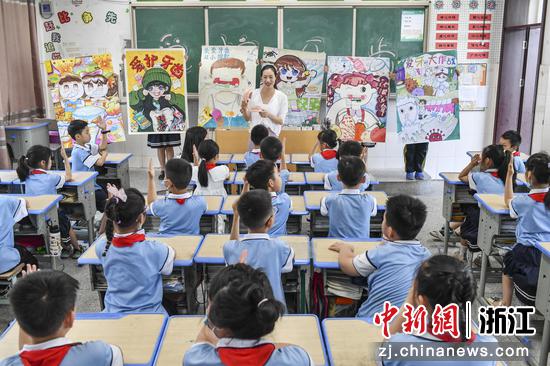 　　台州仙居一小学举办“健康知识进校园，守护儿童助成长”主题系列活动迎“六一”。  陈月明（通讯员） 摄