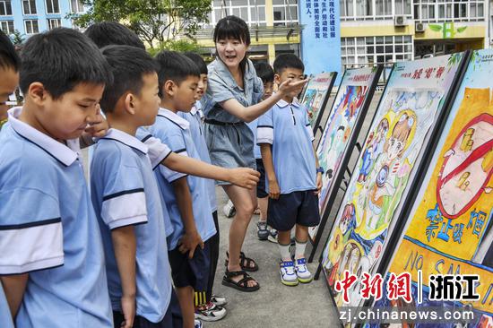 台州仙居，老师为孩子们讲解健康知识。  陈月明（通讯员） 摄