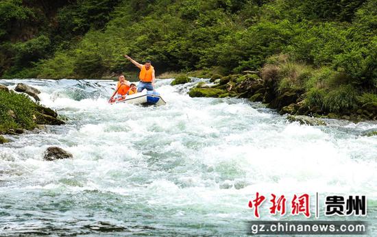 2023年6月2日，游客正在务川县洪渡河漂流景区游玩 。彭飞 摄