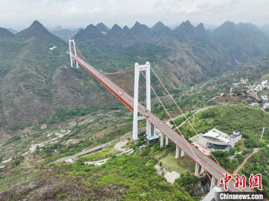 6月3日，航拍贵州坝陵河大桥。　瞿宏伦 摄