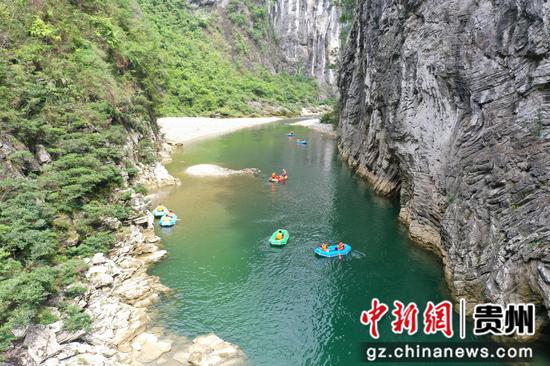 2023年6月2日，航拍游客正在务川县洪渡河漂流景区游玩 。杨冬 摄