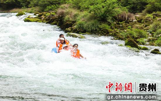 2023年6月2日，游客正在务川县洪渡河漂流景区游玩 。彭飞 摄