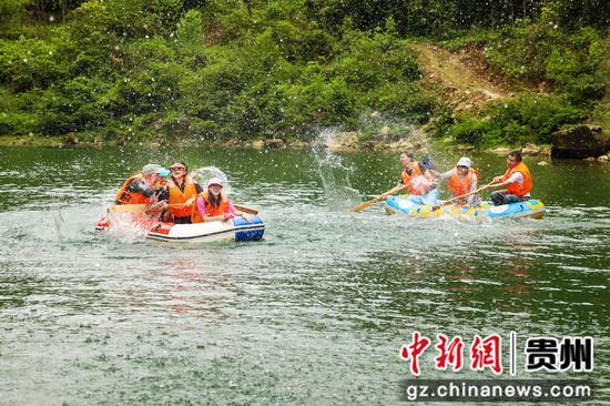 2023年6月2日，游客正在务川县洪渡河漂流景区游玩 。彭飞  摄